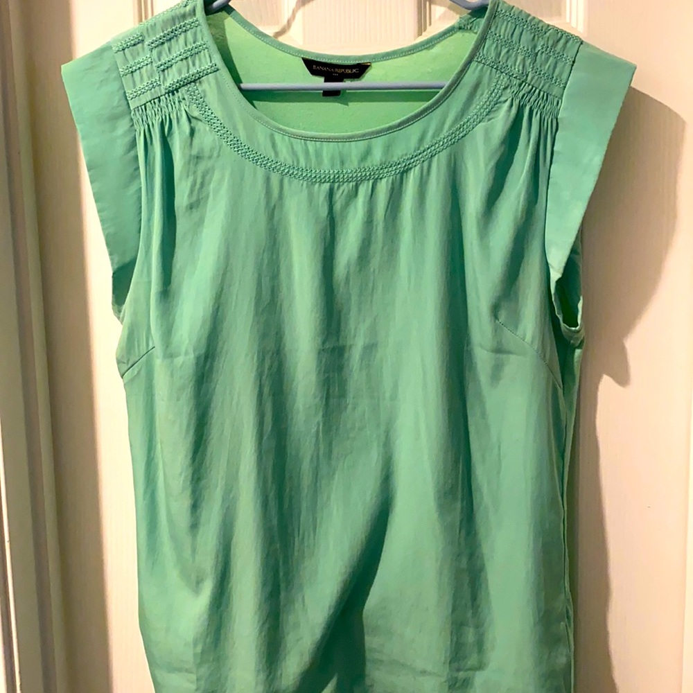 Large Banana Republic women’s tee. Mint green